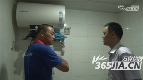 金沙js93252售后正在为刘师傅讲解电热水器的安全使用规范